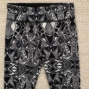 Geometric workout leggings NWOT